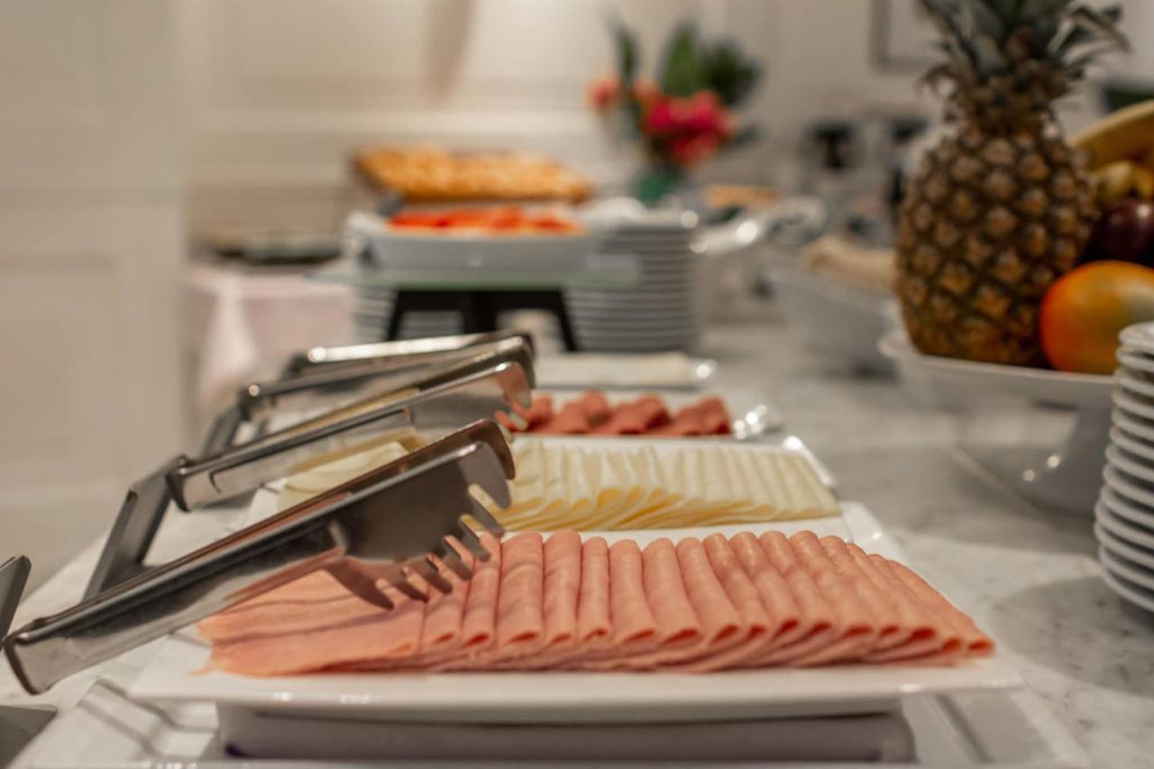 Feir'S Park Hotel & Rooftop Buenos Aires Esterno foto A buffet of cold cuts
