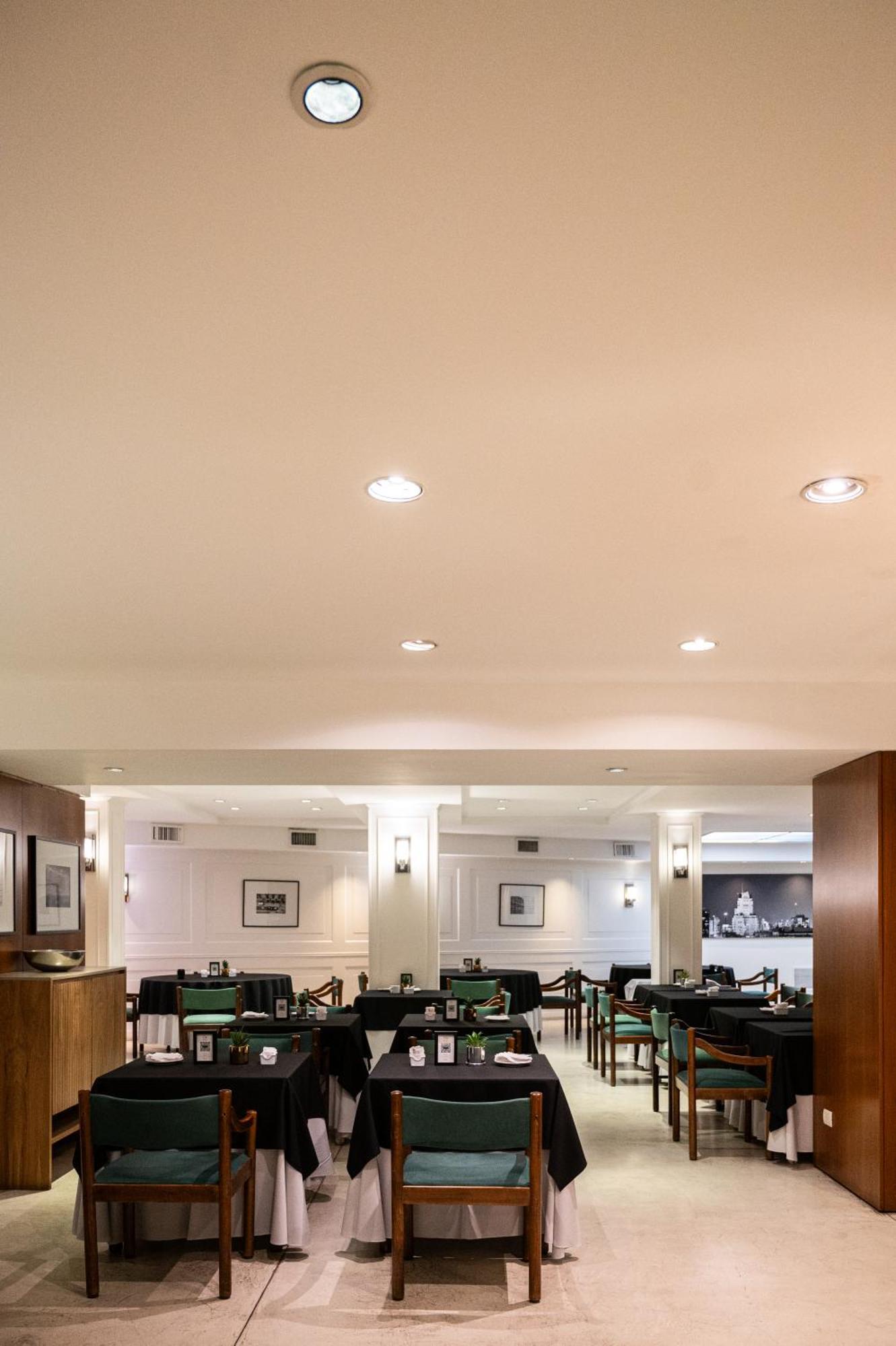 Feir'S Park Hotel & Rooftop Buenos Aires Esterno foto A ceiling with several recessed lights