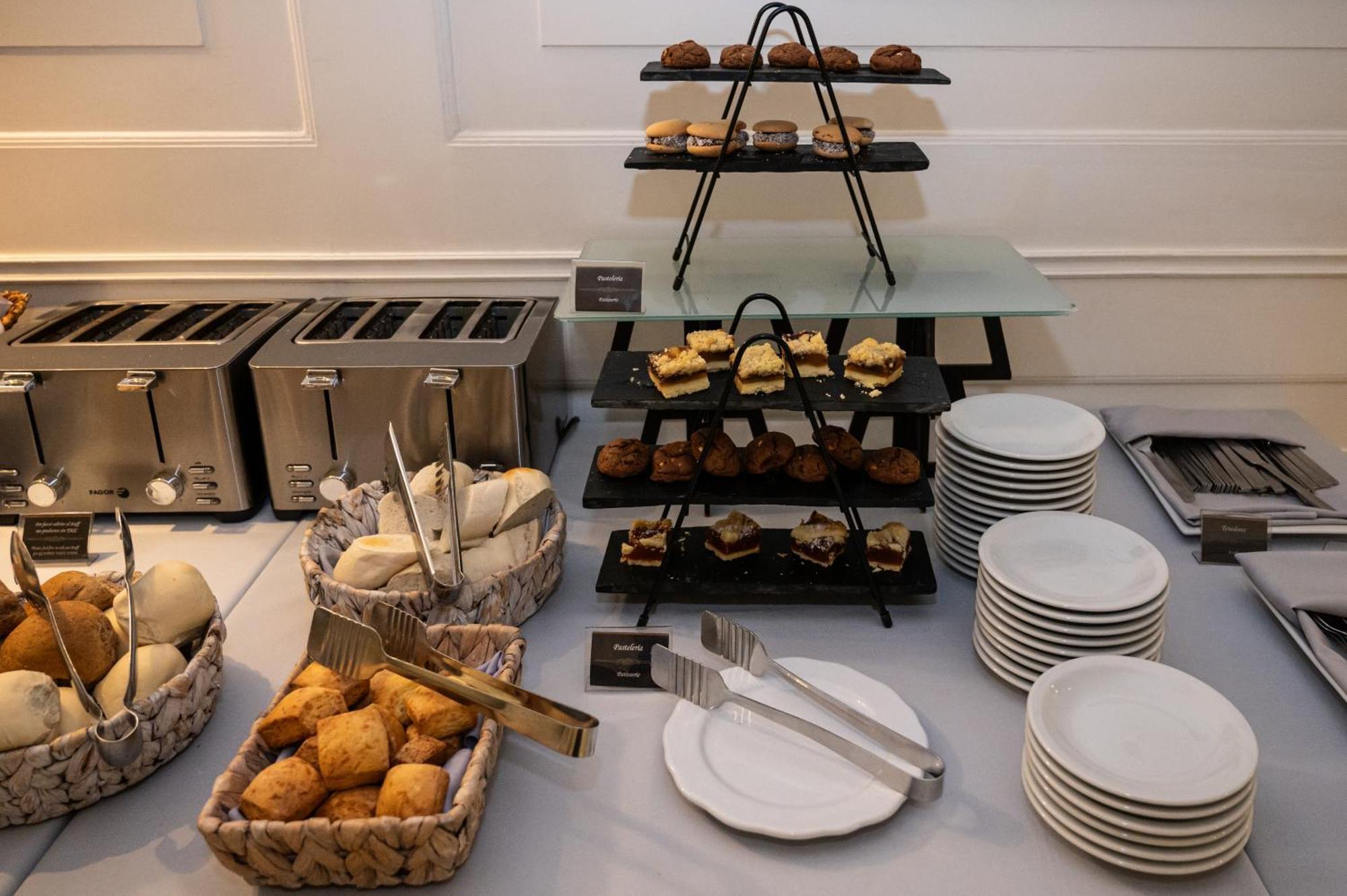 Feir'S Park Hotel & Rooftop Buenos Aires Esterno foto A buffet at a wedding reception