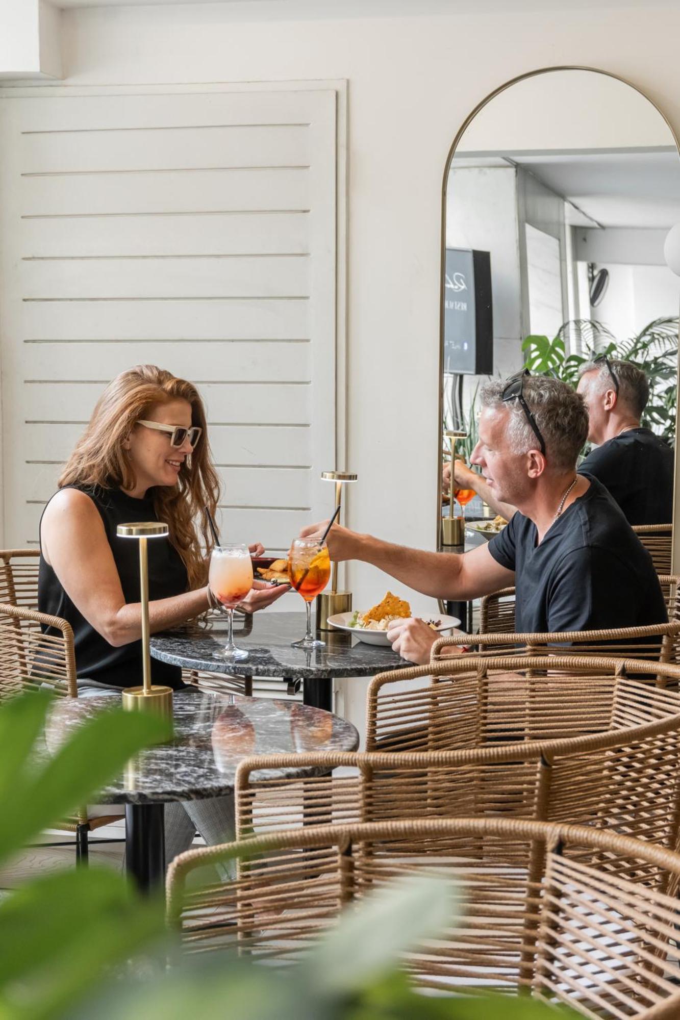 Feir'S Park Hotel & Rooftop Buenos Aires Esterno foto Guests enjoying a drink at the bar